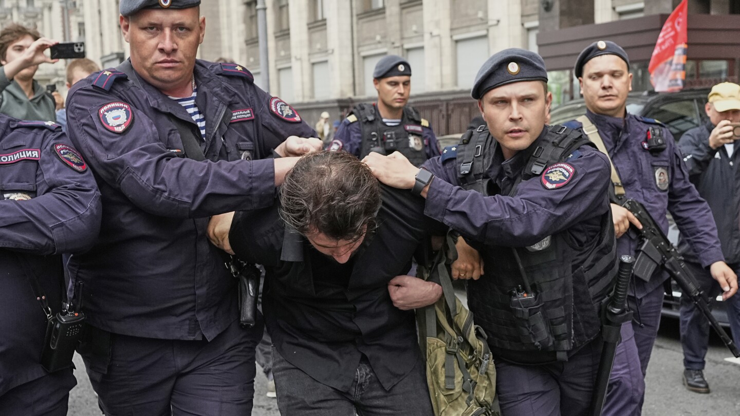 Russian lawmakers pass a bill punishing online searches for information deemed to be ‘extremist’