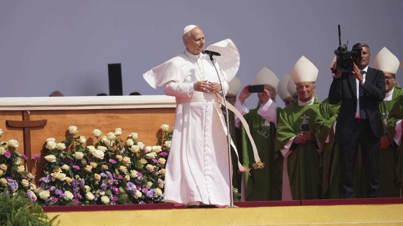 Pope Leo tells 1 million Catholic youths they are sign ‘different world is possible’ : NPR