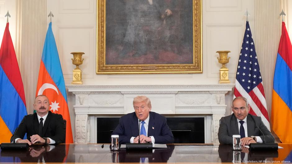 Armenia, Azerbaijan sign historic US-brokered peace deal – DW – 08/08/2025