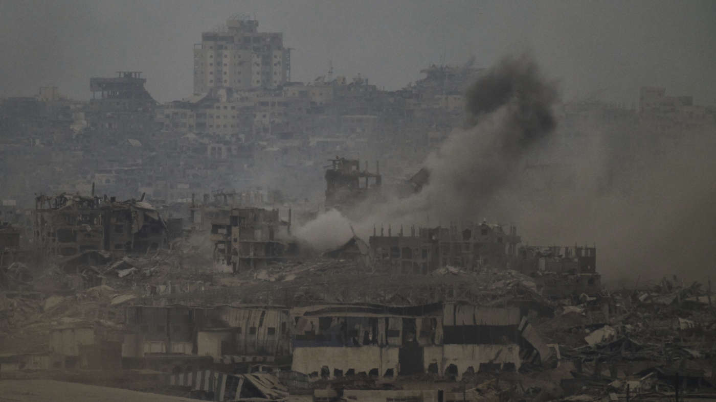 US officials on rare visit to controversial Gaza aid distribution site : NPR